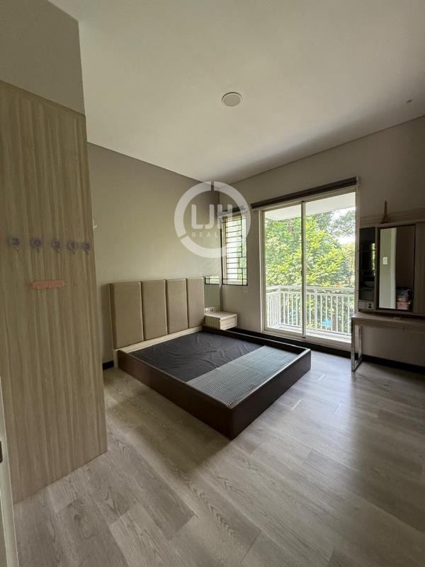 Rumah di Sherwood Residence Kelapa Gading Jakarta Utara Fasilitas Swimming Pool