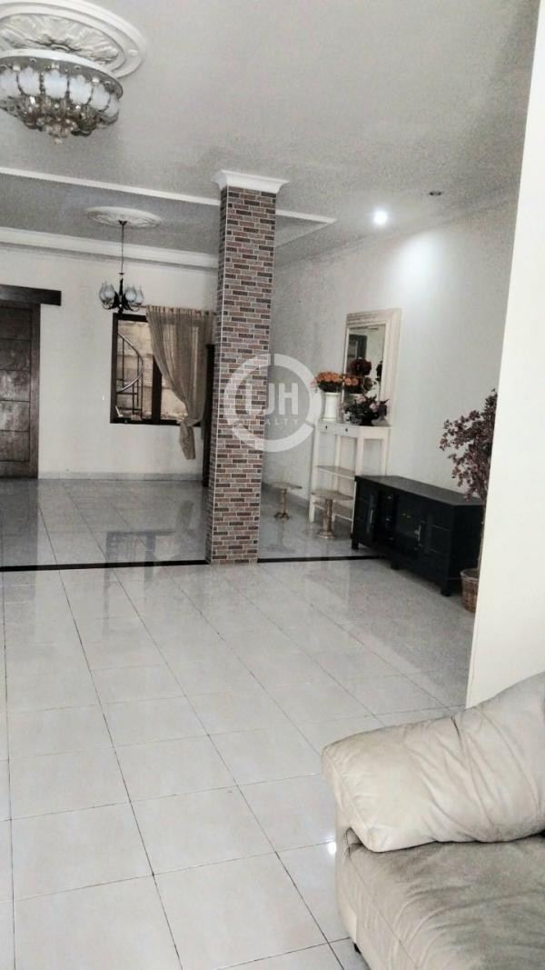 Rumah Disewakan di Cluster Aralia Harapan Indah Bekasi Jawa Barat Semi Furnished