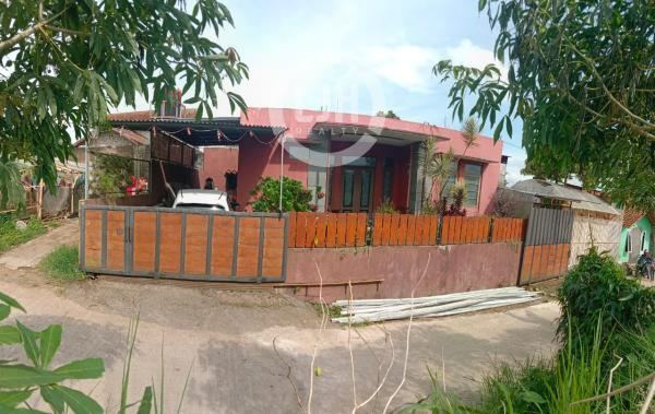 Rumah Nyaman dengan View Pegunungan di Cihideung