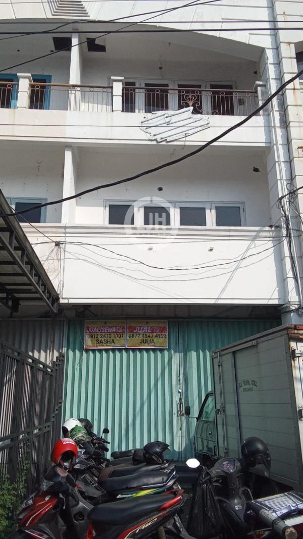Ruko siap pakai di jalan Depok