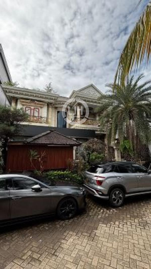 Rumah Super Mewah + Bangunan Cafe, Luas Bangunan 1.000M2, Kamar 7, SHM, Kolam Renang, Pekayon Bekasi Barat