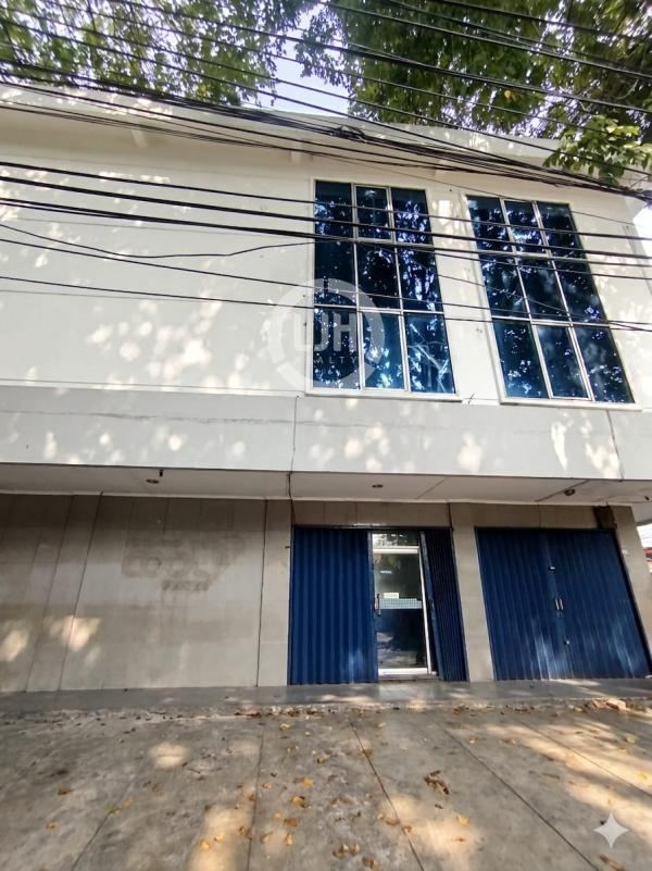 RUKO KANTOR KOMERSIAL HOOK ZONA DENGAN AREA PARKIR LUAS