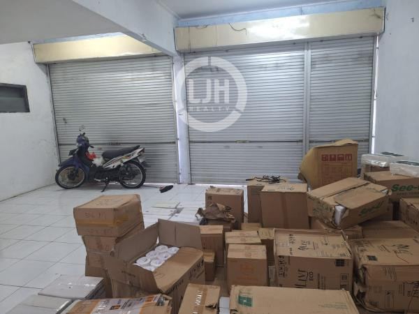 Shop For Lease in Tourist Area Seminyak, Close to Petitenget and Batu Belig