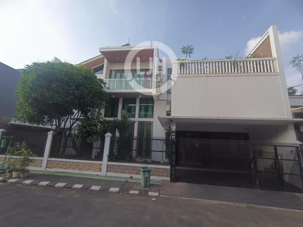 Rumah Strategis Posisi Hook Di Kemang Pratama 3, Bekasi