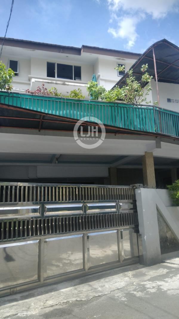 Rumah hunian berukuran besar, kokoh, dan siap huni di kawasan strategis Duri Kepa, Jakarta Barat.