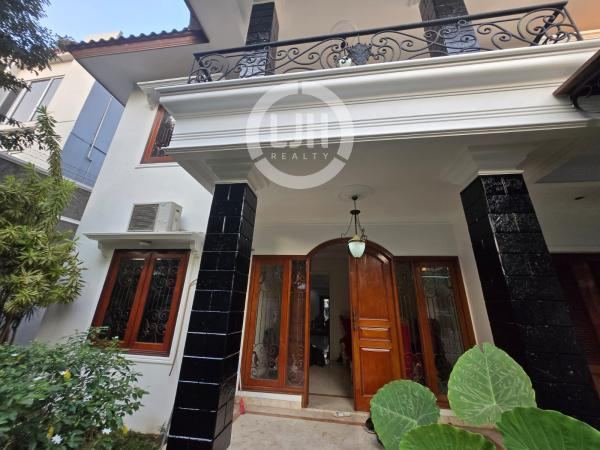 Rumah Mewah, murah, luas dengan kolam renang di Zona K2 di Bintaro, Jakarta Selatan
