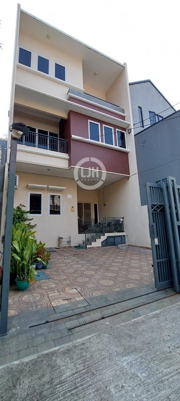Rumah Sunter Agung 3 Lantai, Jakarta Utara