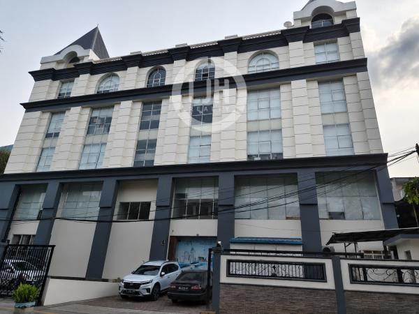 Gedung Kantor Bagus, Strategis, Ada Lift, Genset & Basement Parkir, Zona Komersil, Dekat Jalan Raya di Grogol, Jakarta Barat