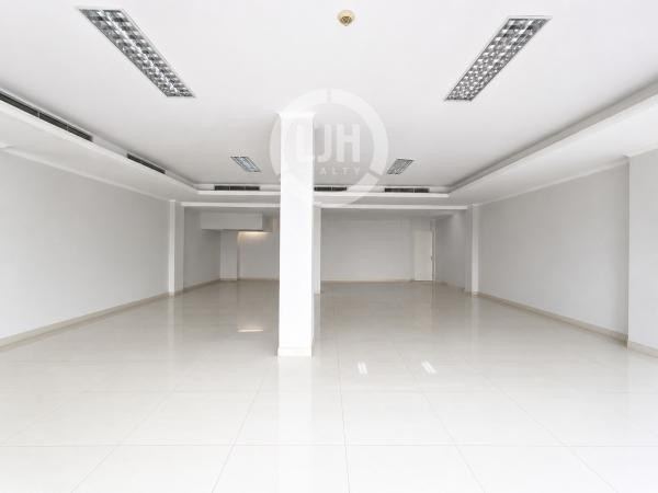 Ruang Kantor Akses Pintu Keluar/Masuk Langsung ke Halaman Gedung, Strategis, Area Komersil, Dekat Jalan Raya di Grogol, Jakarta Barat