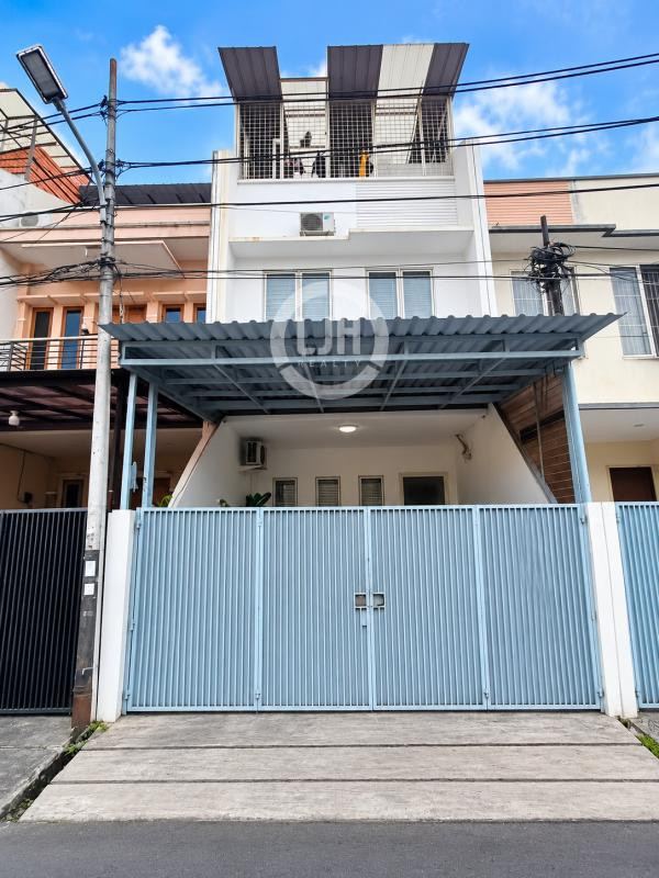 Rumah 3 lantai Furnished, siap Huni, lokasi nyaman, Tomang, Jakarta Barat