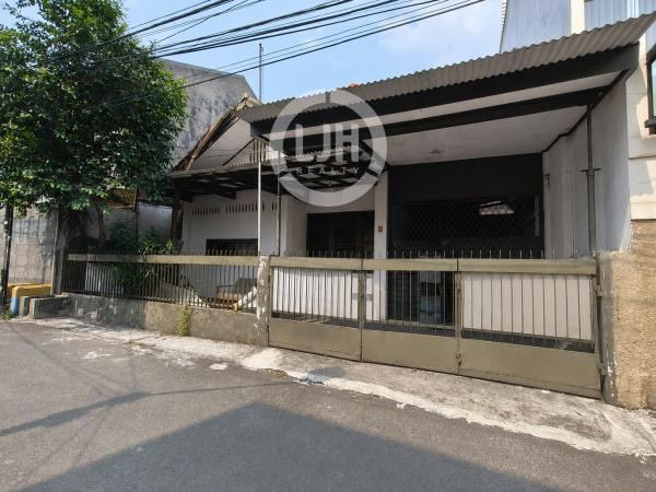 Rumah Lama Hitung Tanah jarang ada murah di dalam Komplek di Tomang - Jakarta Barat 