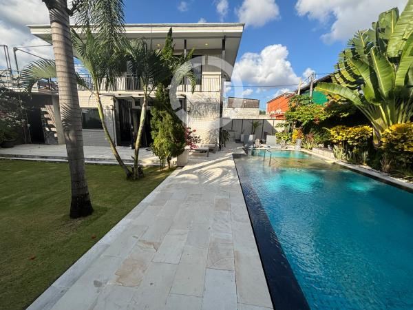 Villa for rent at Kerobokan, strategic location, well maintained, close to Seminyak and Canggu area