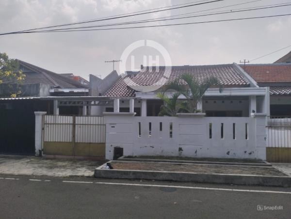 Rumah luas Kayu Putih, Pulo Gadung, Jakarta Timur, ada Taman dan Akses Mudah