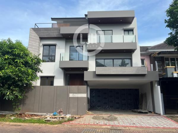 Dijual Rumah Mewah dan Baru 3 lantai di de LATINOS BSD