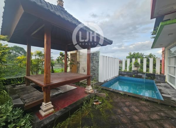 4 bedrooms villa for sale at Dalung, strategic location with spacious yard, close to Canggu area