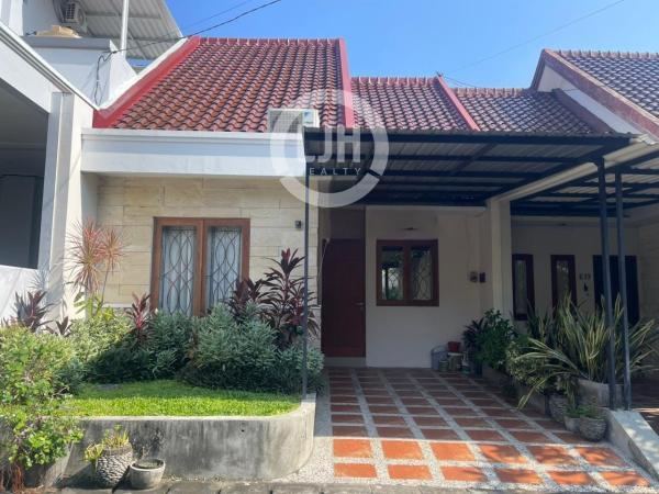 2 bedrooms house for sale at Kerobokan, strategic location, in residential area, close to Canggu area