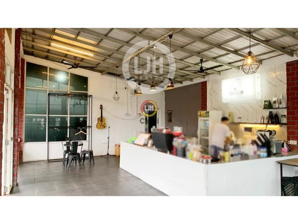 Cafe di Untung Suropati Semarang