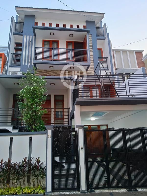 Rumah Cantik 3 Lantai Tampilan Premium & Elegan di Palmerah, Jakarta Barat