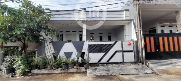 Rumah Tinggi Dari Jalan di Harapan Indah, Bekasi, Jawa Barat