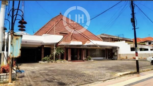 Dijual Rumah Besar Pinggir Jalan Raya Dengan Halaman Luas, Cocok Untuk Usaha Lokasi Strategis di Surabaya, Jawa Timur