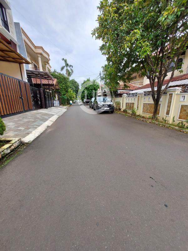 Rumah 2 Lantai dengan 5 kamar tidur di Agung Permai, Sunter, Jakarta Utara