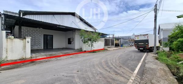 Own A Premium Warehouse Located In A Strategic Commercial Area, Only 280 Meters From Jl. Mahendradatta Selatan, Close To Burger King, Starbucks, and Pizza Hut
