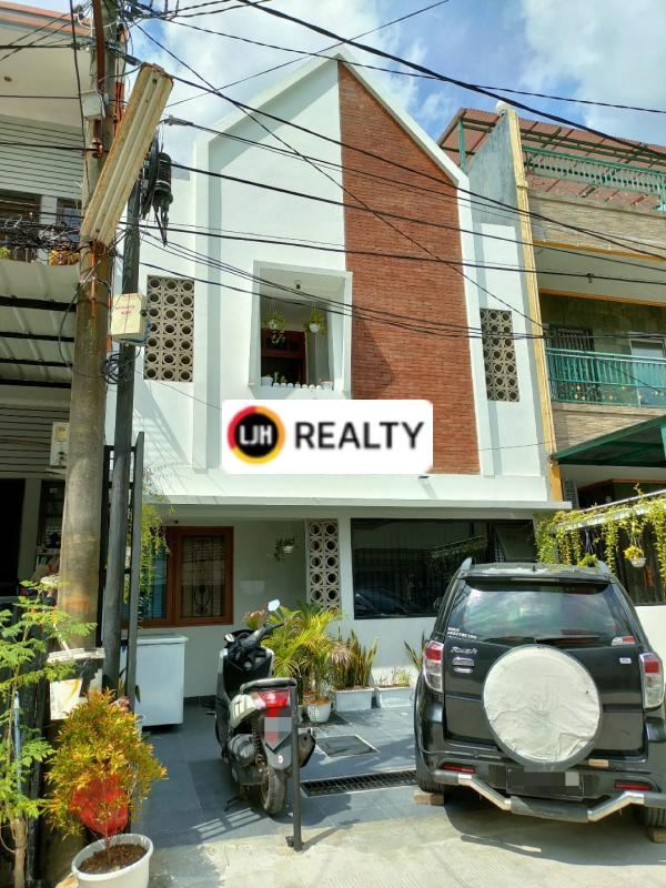 RUMAH LUAS 6x15 m2, SUDAH RENOVASI BERLOKASI DI JALAN KELAPA LILIN AREA KELAPA GADING