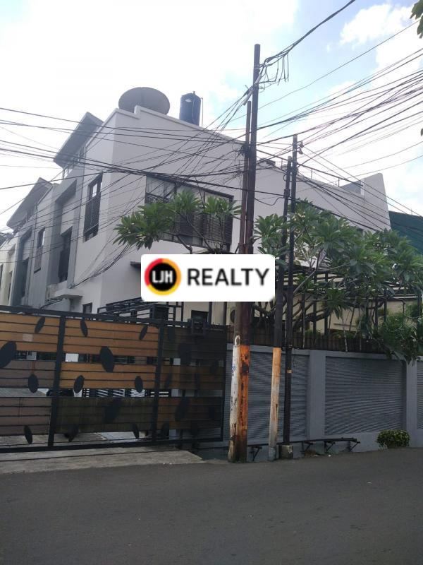 RUMAH Hook di Dalam Cluster lingkungan Nyaman dan Strategis di Tomang, Jakarta Barat