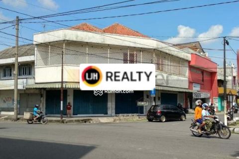 Ruko tengah kota Solo pinggir jalan Yos Sudarso