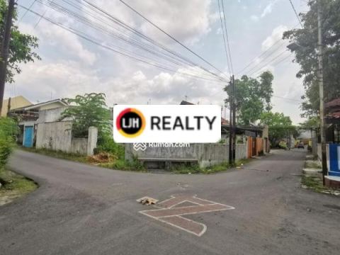 Tanah Tengah Kota dekat Lapangan Kota Barat