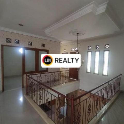 Rumah 2 Lantai 6 Kamar Tidur, 4 Kamar Mandi Dekat Fasilitas Umum di Golf Arcamanik Bandung
