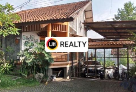 Rumah Serasa Villa 3 Lantai View Gunung, Letak Tengah Kota Bandung Lingkungan Aman Sejuk 5 Kamar Tidur, 3 Kamar Mandi Kawasan Dago