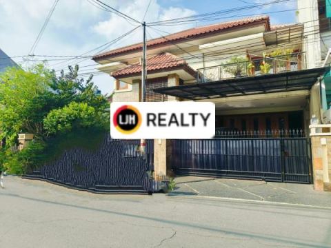 Jual Rumah Lokasi Strategis Kusen, Pintu, Furnished dan lantai dari kayu jati di Tomang