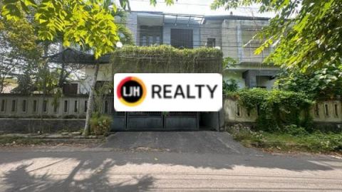 Cozy and Good Modern House for Sale with 5 Bedrooms in Kuta. Close to Grand Lucky Supermarket, JB School and Sunset Road Area