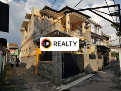  Rumah 2 Lantai 5 Kamar Tidur di Ahmad Yani Bandung