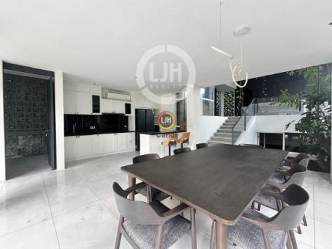 Rumah di Perth Green Candi Residence Semarang