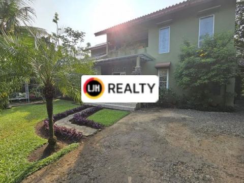 Rumah Asri Rasa Villa Lokasi Strategis Selangkah ke Tol Limo