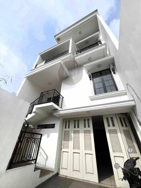 Rumah Baru 3 Lantai Kebon Jeruk, Luas 400 m², Lantai Granit dan Tangga Kaca Tempered, Harga Terbaik!