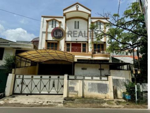 Rumah mandala tomang jakarta barat 3,5 lantai ada liftnya