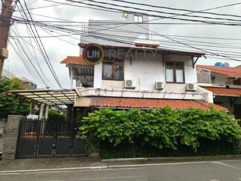 Rumah 3 Lantai Hook Lokasi Strategis Depan Taman dalam Komplek, Tomang, Jakarta Barat 