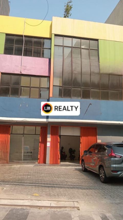 Ruko 3 Lantai Pinggir Jalan Raya Parkir Luas di Matraman Raya Jakarta Timur 