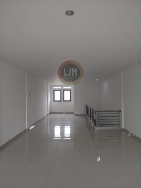Ruko 3 Lantai Luas 198m2, dengan Lebar Muka 5 meter, Siap Pakai Cocok dijadikan Klinik, Kantor, Coffe Shop, hanya 10 menit menuju pintu Tol Buah Batu, di Batununggal Bandung