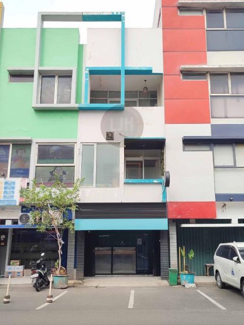 HOT! Ruko Plaza de Lumina, Cengkareng, Furnished – Lokasi Pinggir Jalan Raya! 180 m²