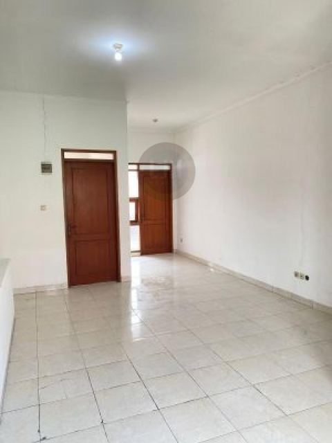 Ruko 2 Lantai 102m2, terdapat Ruang Kerja, Bagus Siap Pakai, Cocok dijadikan Kantor, Tempat Bimbel, Apotek, Tempat Usaha Lainnya di Antapani Bandung