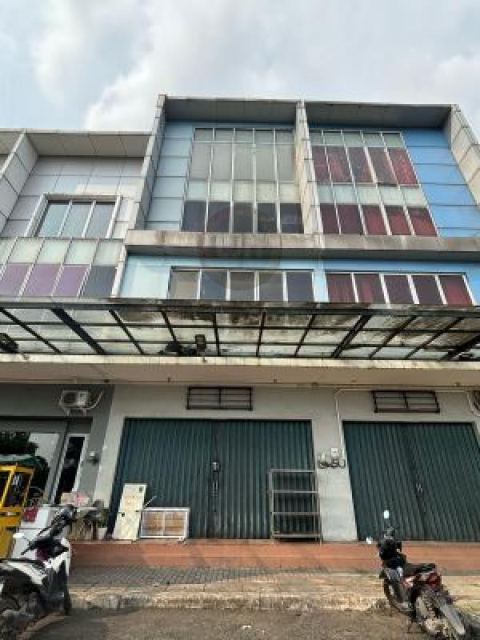 Ruko Grand Wisata 3,5 lantai, parkir luas, bangunan 290m² cocok dijadikan kantor maupun resto dan Bank hanya 100m dari Mall dan berjarak 1km langsung toll tambun Grand Wisata Bekasi