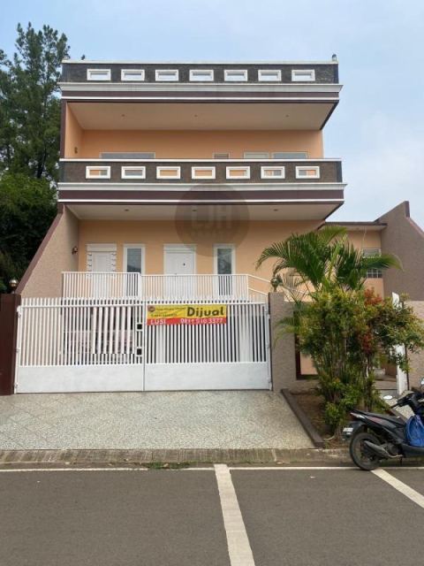 Rumah Second Boulevard Kota Wisata Cibubur