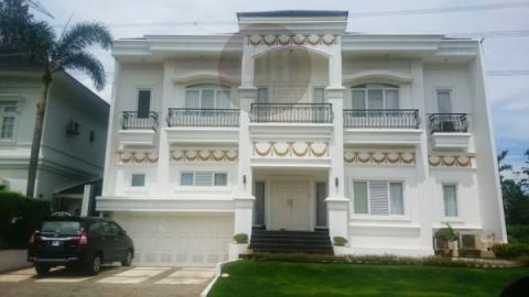 Rumah Mewah di Perumahan Asri Legenda Wisata Cibubur