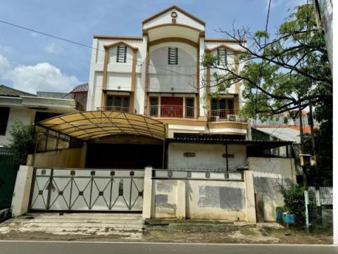 Dijual / sewa rumah strategis, ada lift cocok untuk gudang, kantor, Tomang, Jakarta Barat