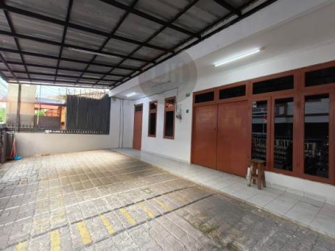 Rumah 2,5 Lantai Rapi dan Terawat Lokasi di Tomang, Jakarta Barat.