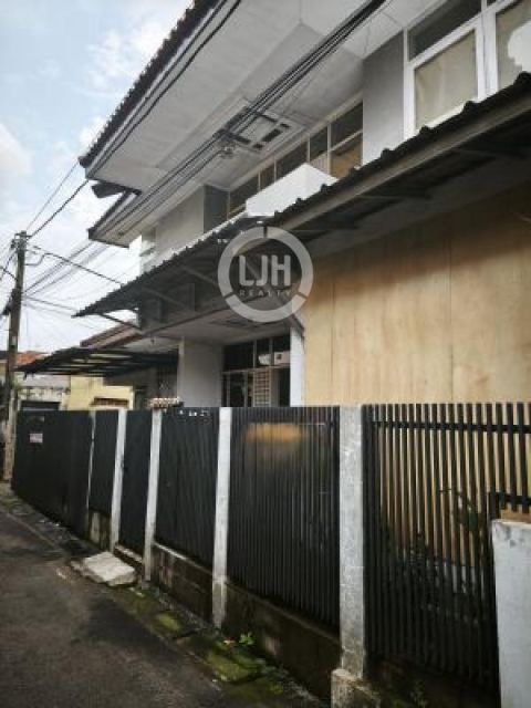 Rumah 2 Lantai, 4 Kamar Tidur, Bebas Banjir , Hook, Bisa KPR, Di Antapani Bandung